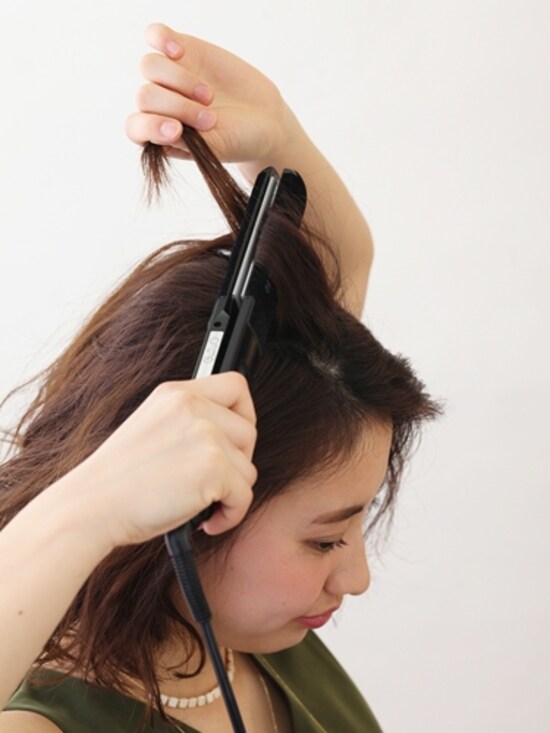 ストレート用のヘアアイロンを使ってカクっとクセづけ