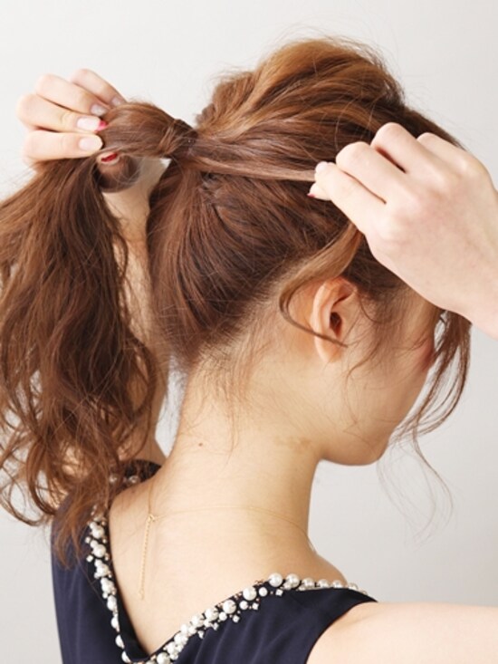 結び目のゴムを隠すように毛束を巻きつける