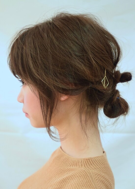 耳後ろの位置にフレームピンをつける