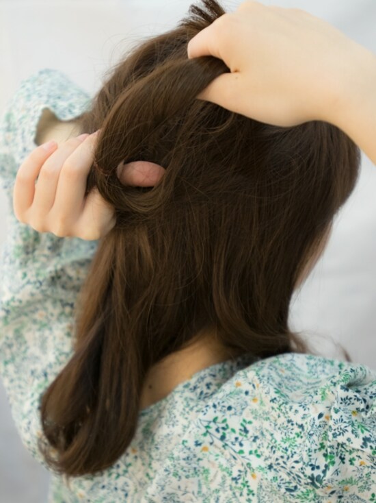 上から下に毛先をくぐらせてくるりんぱ