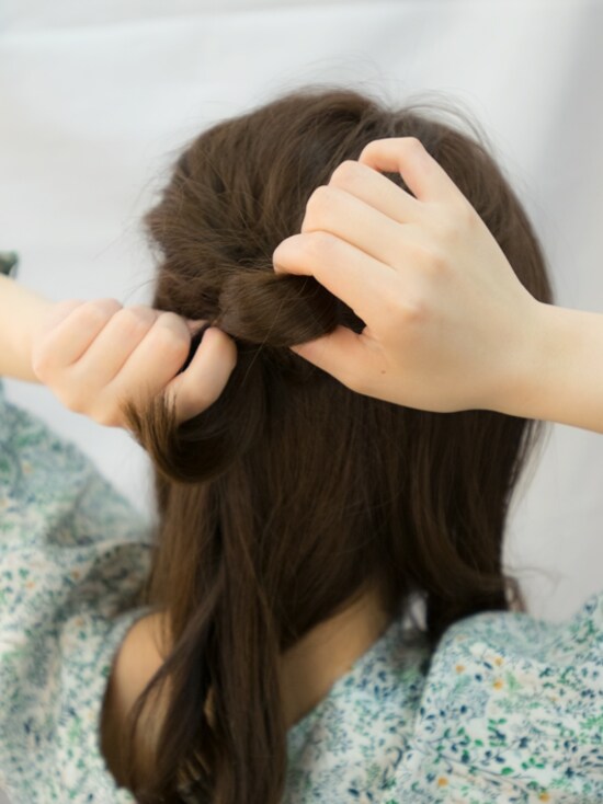 くるりんぱした毛束で輪っかをつくる