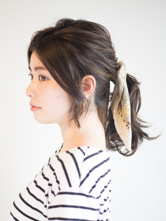 画像 4 15 スカーフで簡単 無造作ポニーテールヘアアレンジのやり方 ヘアアレンジ All About