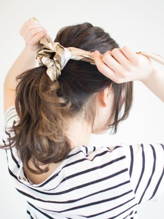 画像 8 15 スカーフで簡単 無造作ポニーテールヘアアレンジのやり方 ヘアアレンジ All About