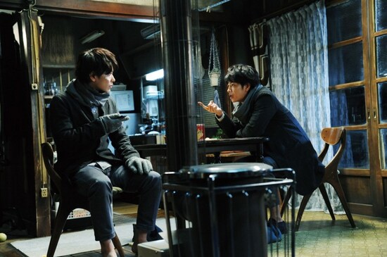 映画では雄弁に語る「悪魔」の指にも注目です。