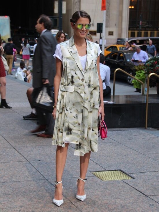 腕と胸元から白Tをチラ魅せ