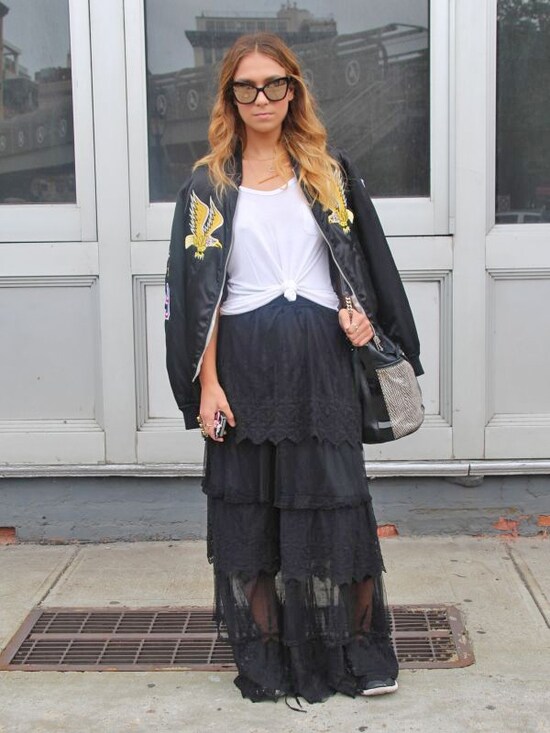 Tシャツ裾の真ん中を結んで