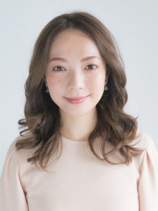 中間からウェーブがかかっているセミロング