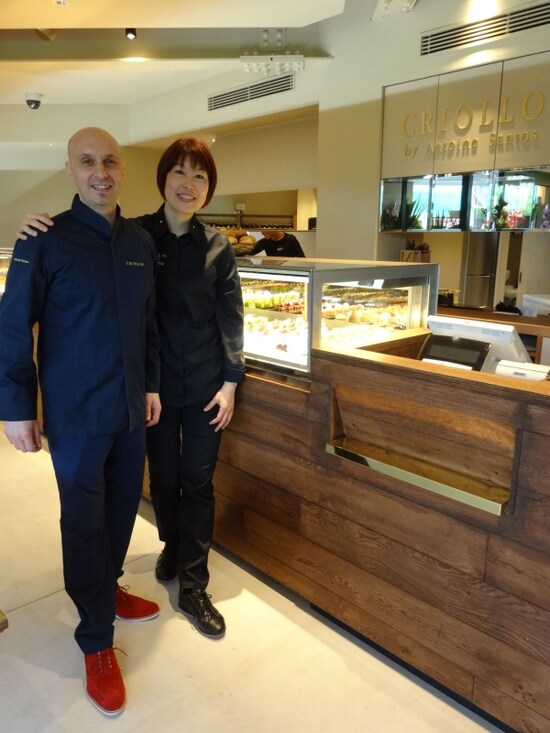 「クリオロ」のサントス・アントワーヌシェフと、店長であるマダムの愛さん