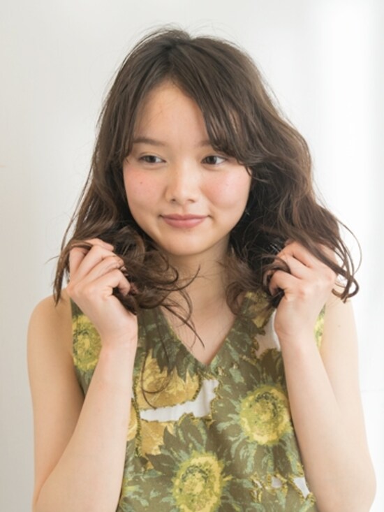 画像 6 26 髪の毛でゴムの結び目を隠す方法 ひとつ結びを格上げヘアアレンジ ヘアアレンジ All About 画像 6 26 髪の毛でゴムの結び目を隠す方法 ひとつ結びを格上げヘアアレンジ ヘアアレンジ All About