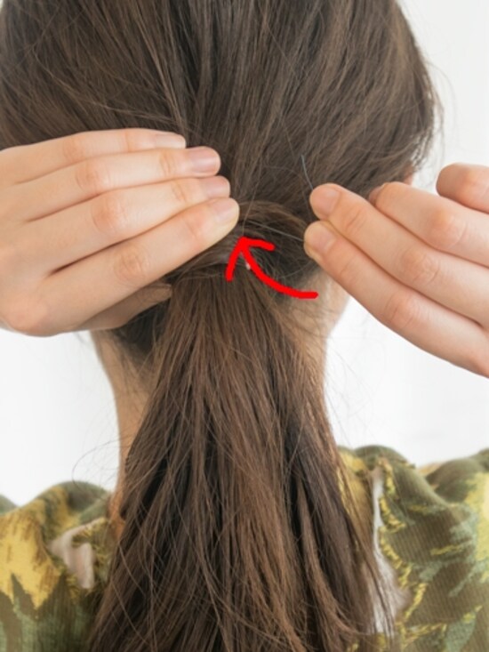画像 23 26 髪の毛でゴムの結び目を隠す方法 ひとつ結びを格上げヘアアレンジ ヘアアレンジ All About 画像 23 26 髪の毛でゴムの結び目を隠す方法 ひとつ結びを格上げヘアアレンジ ヘアアレンジ All About