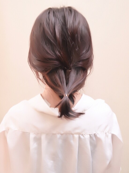 画像 3 27 メガネ女性のおしゃれヘア 後れ毛でルーズなひとつ結びアレンジ ヘアアレンジ All About