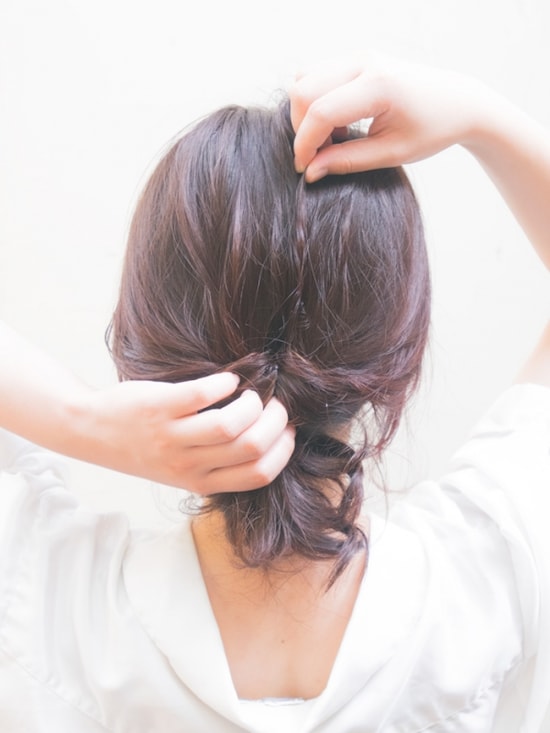 画像 23 27 メガネ女性のおしゃれヘア 後れ毛でルーズなひとつ結びアレンジ ヘアアレンジ All About