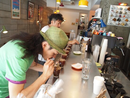 サマーブレンドはCafeSnapプロデューサーとTRUNK COFFEEのおふたりが、 全ての豆をカッピングし、ベースとなる豆を決めるところからスタート