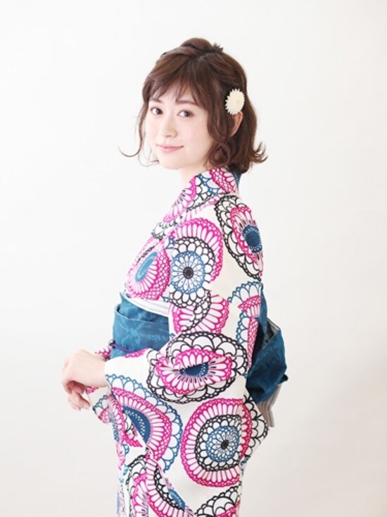 大きな花柄が目を引くモダンな浴衣