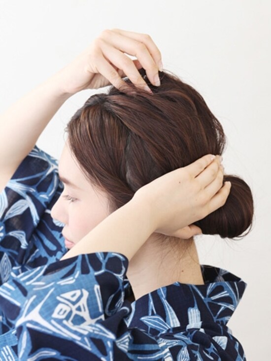 片手で押さえながら、トップを引き出す