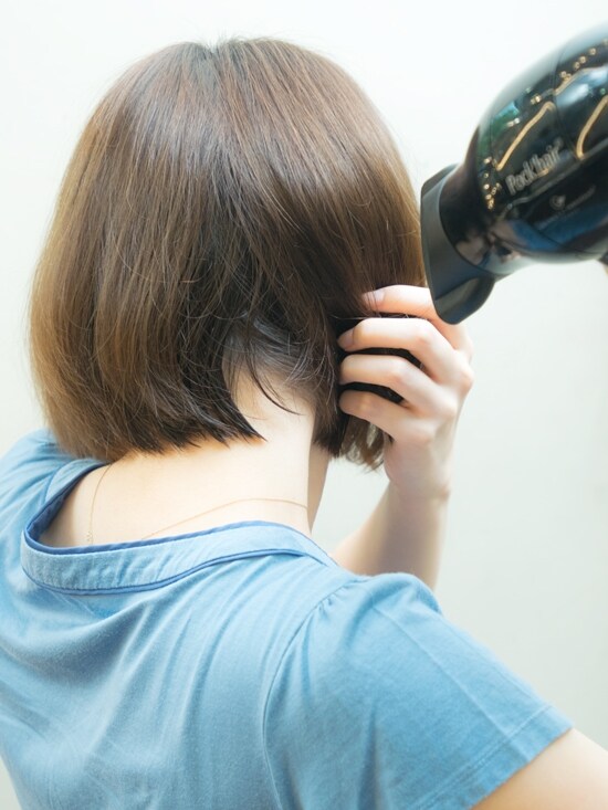 前に向かって引っ張りながら乾かす