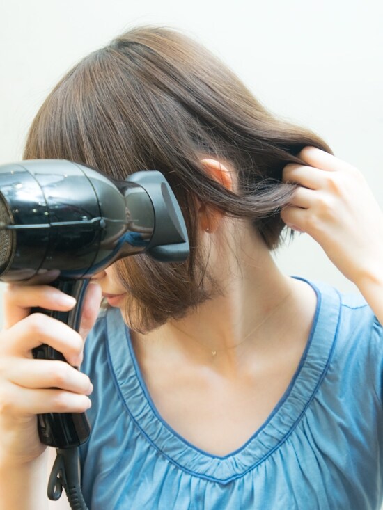 手ぐしで、やや引っ張るようにテンションをかけると、ツヤとまとまりが出る