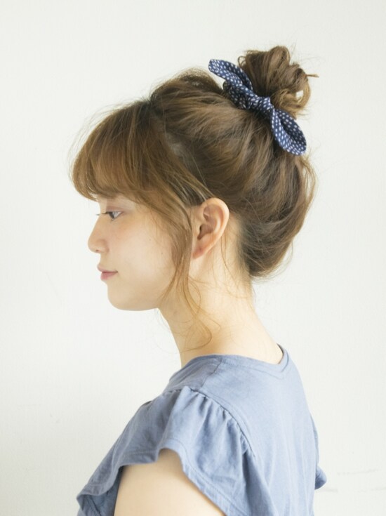 画像 5 19 お団子ヘアの簡単な作り方 ゴムだけで高めに作る メッシーバン ヘアアレンジ All About 画像 5 19 お団子ヘアの簡単な作り方 ゴムだけで高めに作る メッシーバン ヘアアレンジ All About