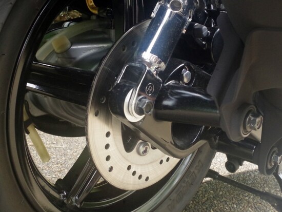 4代目シグナスX同様にリアもディスクブレーキが採用されている