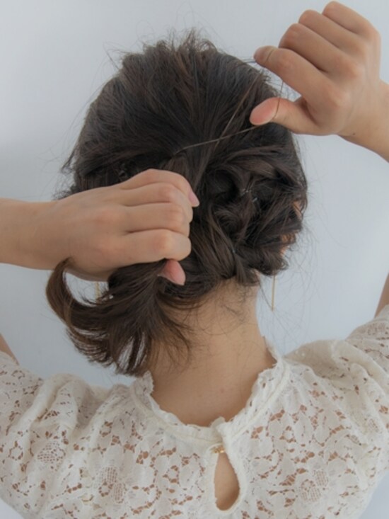 ハチ上の髪を頭の真ん中くらいで結ぶ