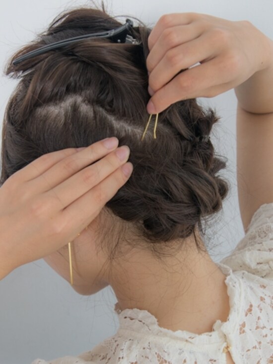 毛束をクロスさせアメピンで固定