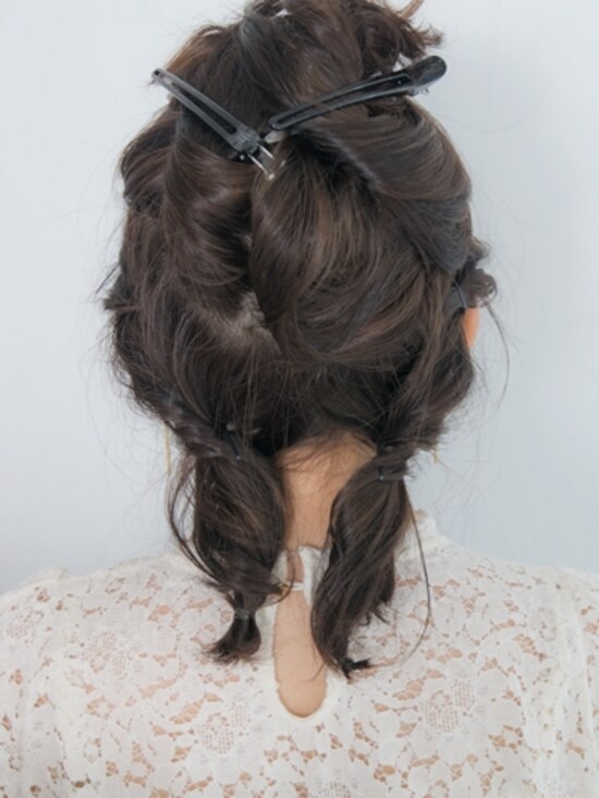 ねじった毛先をシリコンゴムで結ぶ