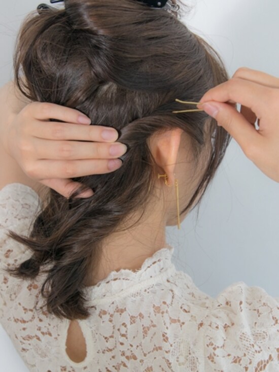 ねじった毛束をアメピンで留める