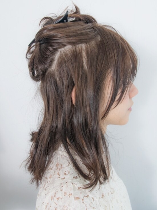 ハチ上の髪をざっくり分けとる