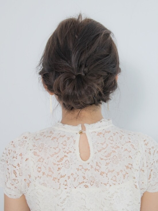 すっきり上品な低めのおだんごヘア