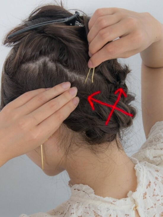 毛束をクロスさせてアメピンで留める