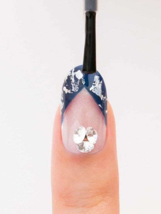 画像 11 12 貼るだけで簡単 ホイルネイルのやり方とデザイン ネイルアート All About