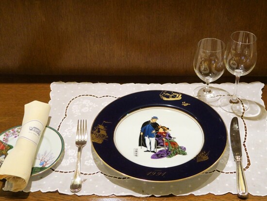 料理を食べる前に楽しんでいただきたいのが飾り皿。「横浜焼き」の絵皿で、横浜開港当時の浮世絵が描かれています（2016年9月16日撮影）