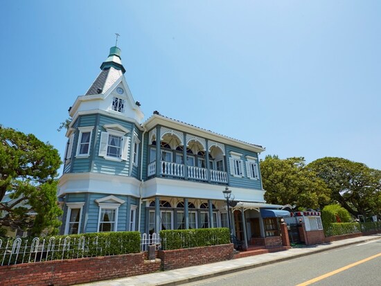 山手のシンボル「山手十番館」。明治100年を記念し、明治の洋館を模したデザインになっています（画像提供：山手十番館）