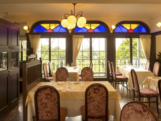 内観もレトロな雰囲気。チェアなどの家具類もそのまま使われています（2016年9月14日撮影）