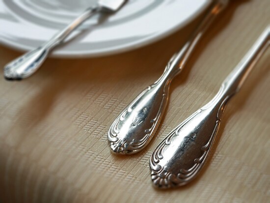 山手十番館のロゴ入りの食器、カトラリーもそのまま使われています（2016年9月14日撮影）