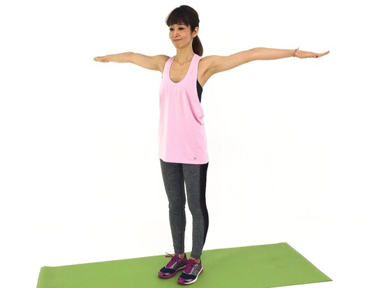 股関節ストレッチ1　腰骨、肩、耳まで一直線のラインをイメージしながら姿勢を整えましょう。