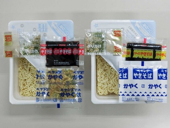 麺とかやく。左がペヨング右がペヤング