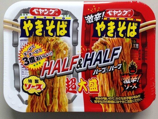 ペヤング超大盛やきそばハーフアンドハーフ激辛
