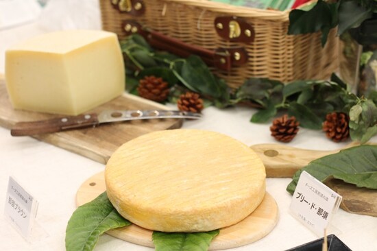 「日本の銘チーズ百選」のチーズたち」その2。こちらは、チーズ工房那須の森さんの“那須ブラウン”と“森のチーズ”