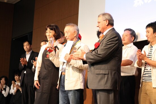 グランプリを受賞した、ハッピネスデーリィの嶋木社長。