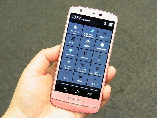 シンプルUIを採用した片手で使えるスマートフォンMEDIAS X N-06E