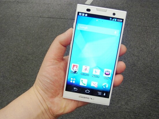 3020mAhとタブレットなみの大容量バッテリとハイスペックを満載したARROWS NX F-06E