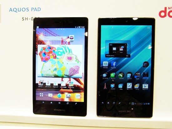 片手で持てる小型で薄型の7インチタブレットAQUOS PAD SH-08E （右はau 版AQUOS PAD SHT21）