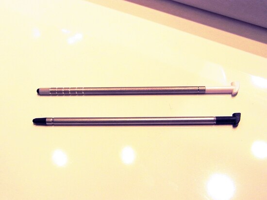 画面上でメモをサクサクとれる書くノートの収納ペン（上がドコモ版、下がau版）