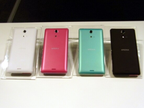 カラーは、Black White、Pink、Mintの4色