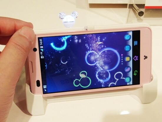 スマホピアスは充電スタンドに挿すとピアスが光る