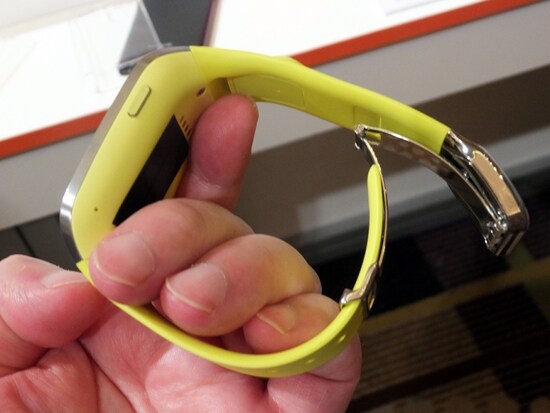 GALAXY Gear　側面に操作ボタン