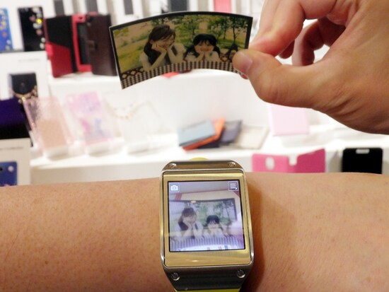 GALAXY Gear　画面タッチで撮影可能