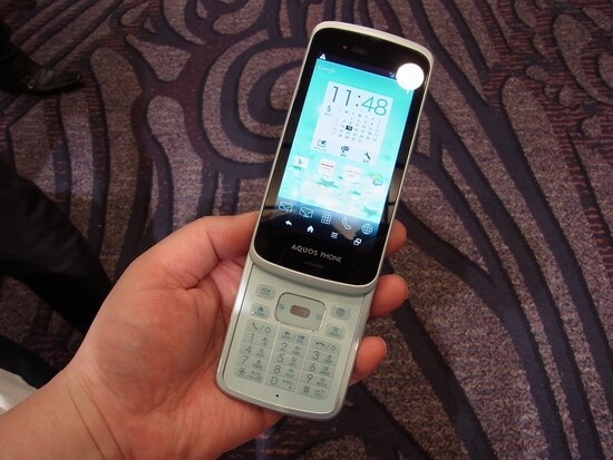 発信/終話キーも搭載したfeaturephoneテンキーが使える　AQUOS PHONE SL IS15SH 