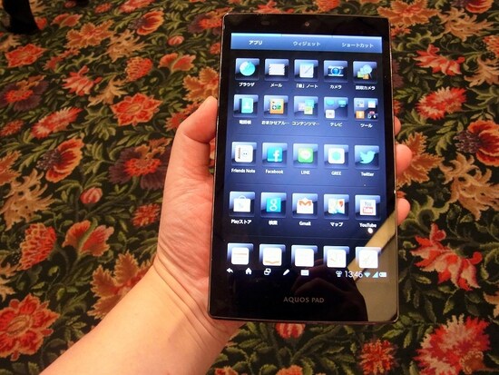 片手でも余裕で持てるAQUOS PAD SHT21 